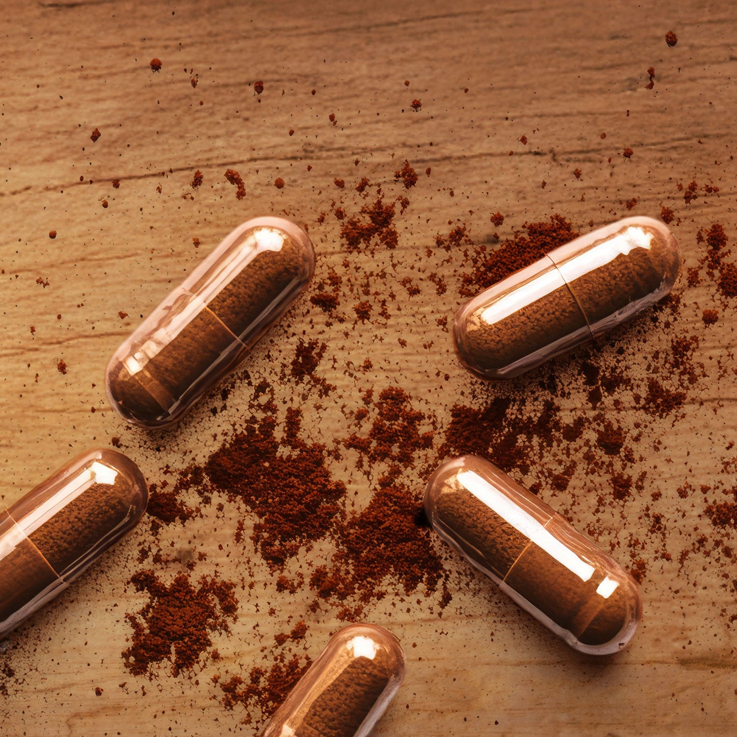 Extrakt + Pulver Vitalpilz Kapseln auf einem Tisch