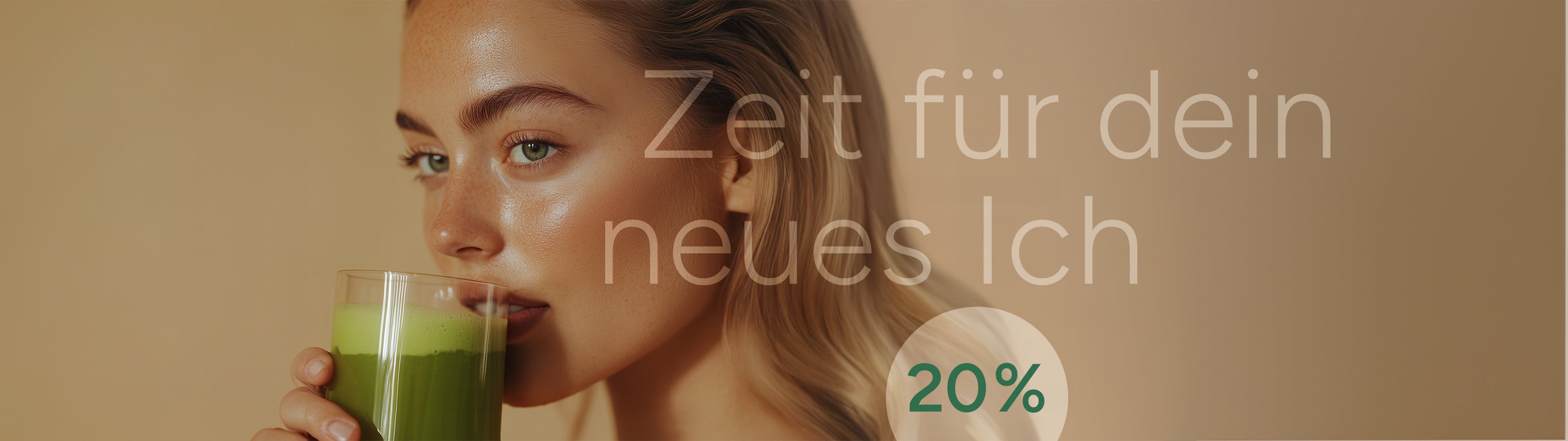 Detox: Frau trinkt ein Glas HAWLIK Green