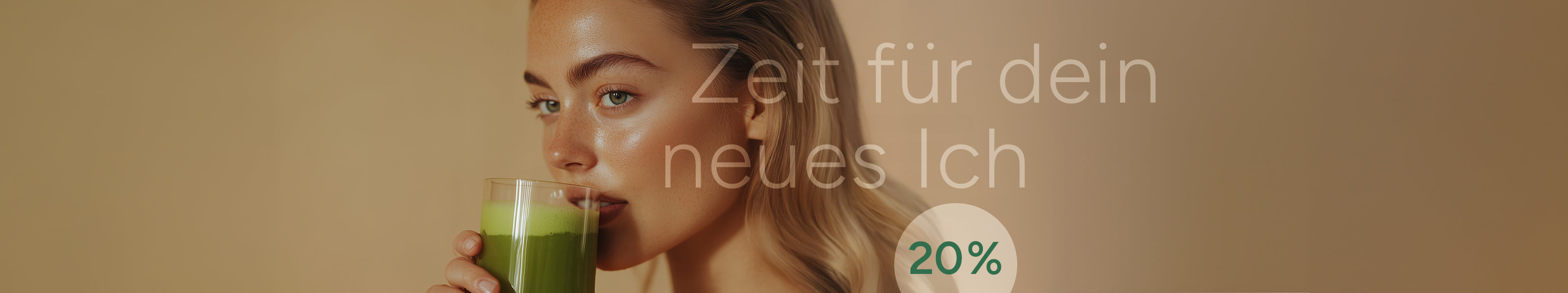 Detox: Frau trinkt ein Glas HAWLIK Green