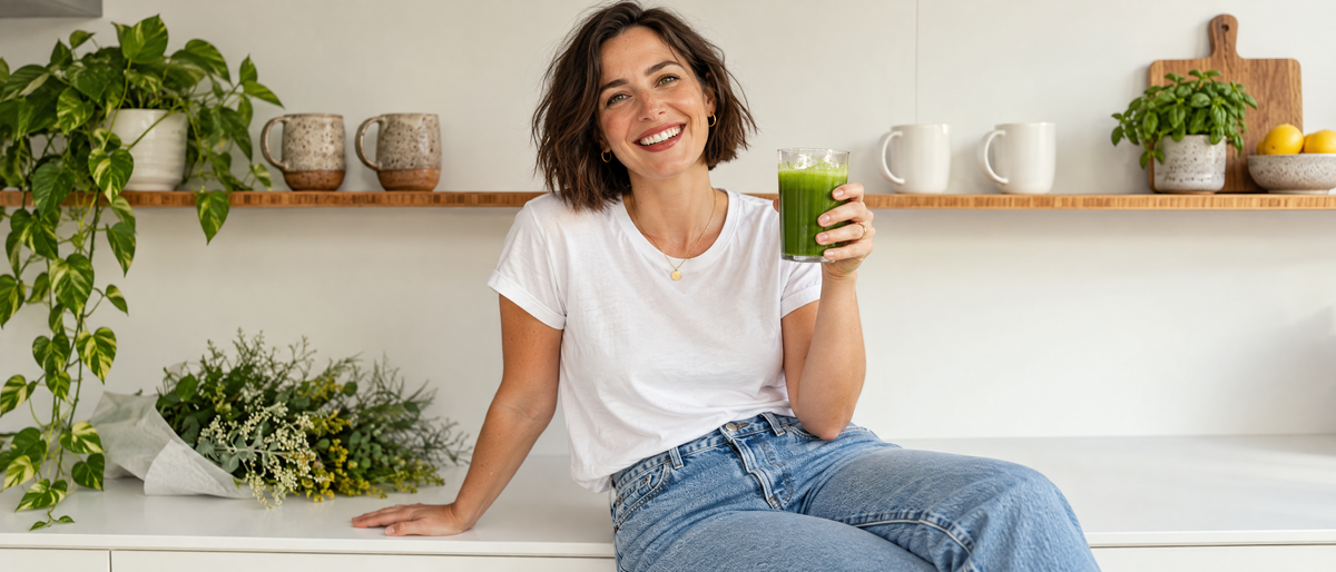 mymagic Green Frau mit Glas in ihrer Küche