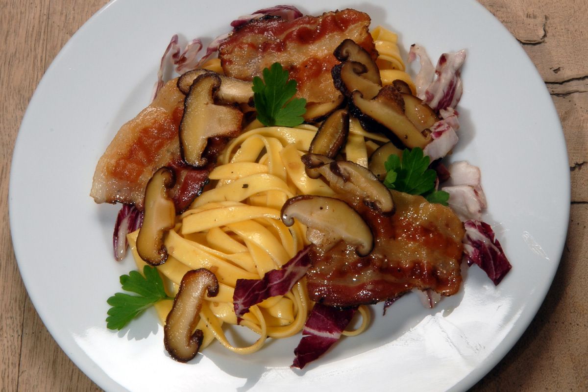 Bandnudeln mit Shiitake Pilzen, Pancetta und Radicchio | hawlik ...