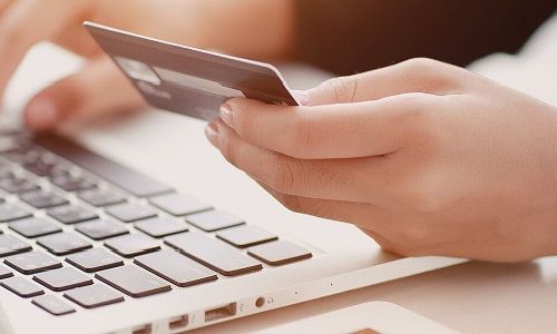 Einkaufen und Online-Bezahlung mit Notebook 